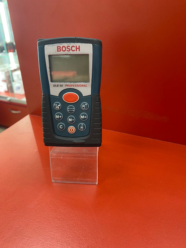 Bosch dle 50. Дальномер лазерный Bosch DLE 70 0601016600 на столе.